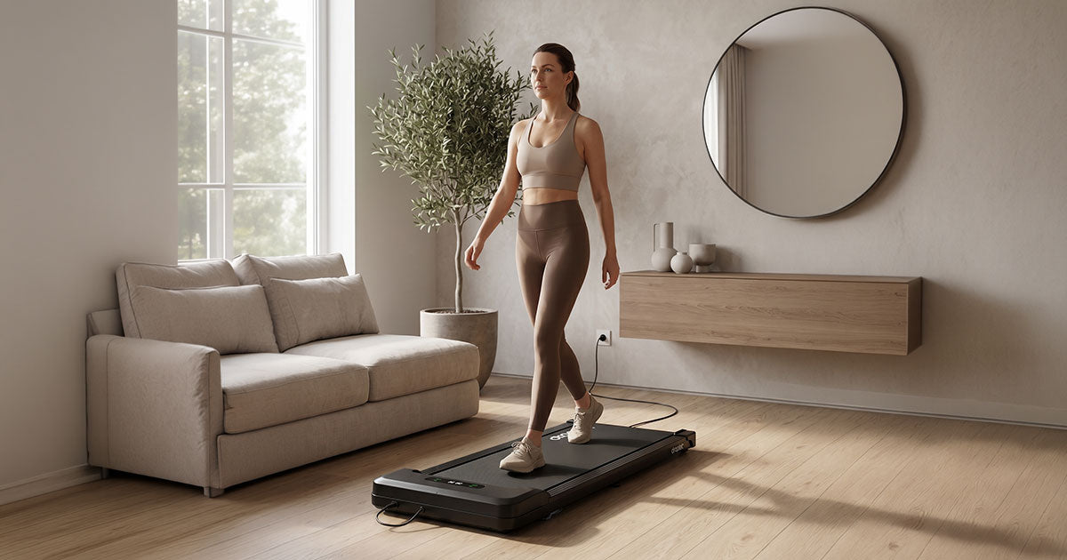 Mujer vestida de deporte haciendo ejercicio en una walking pad W6 de Droplet.