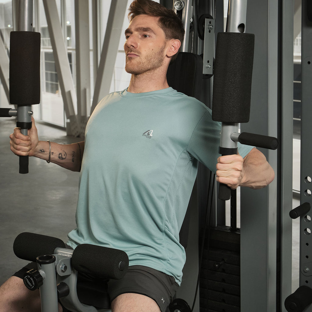 Imagen de hombre utilizando el gimnasio multifuncional hm-320.