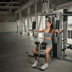 Imagen ambientada de mujer utilizando gimnasio multifuncional hm-320.