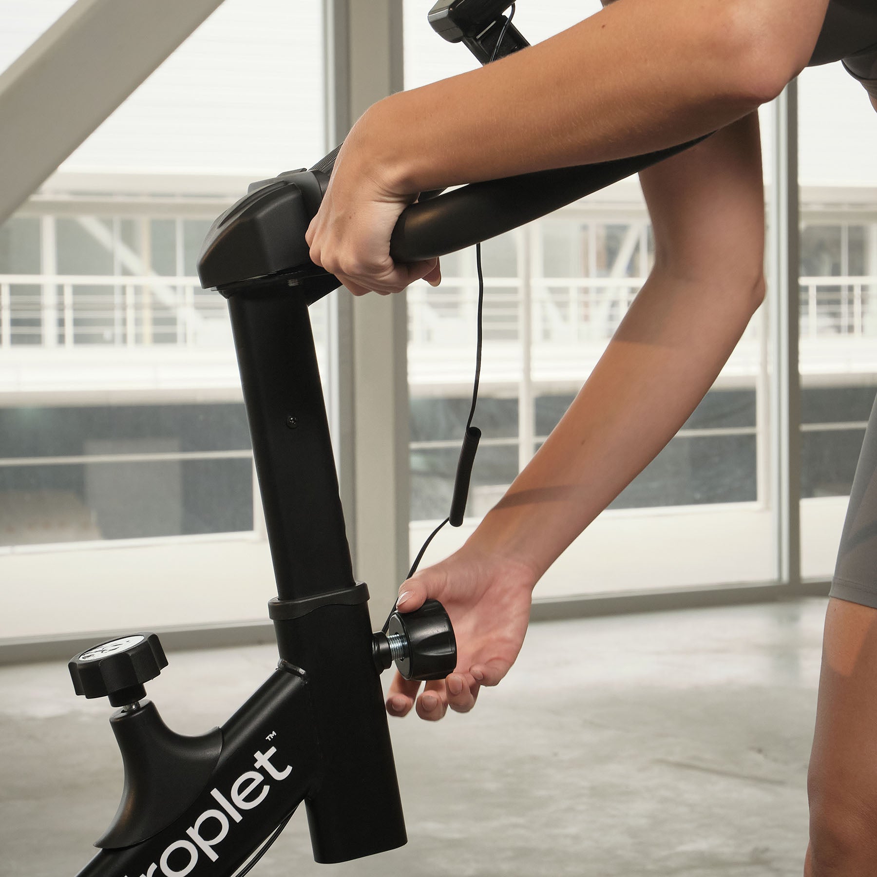 imagen de ajuste de manubrio de bicicleta de spinning sp4plus.