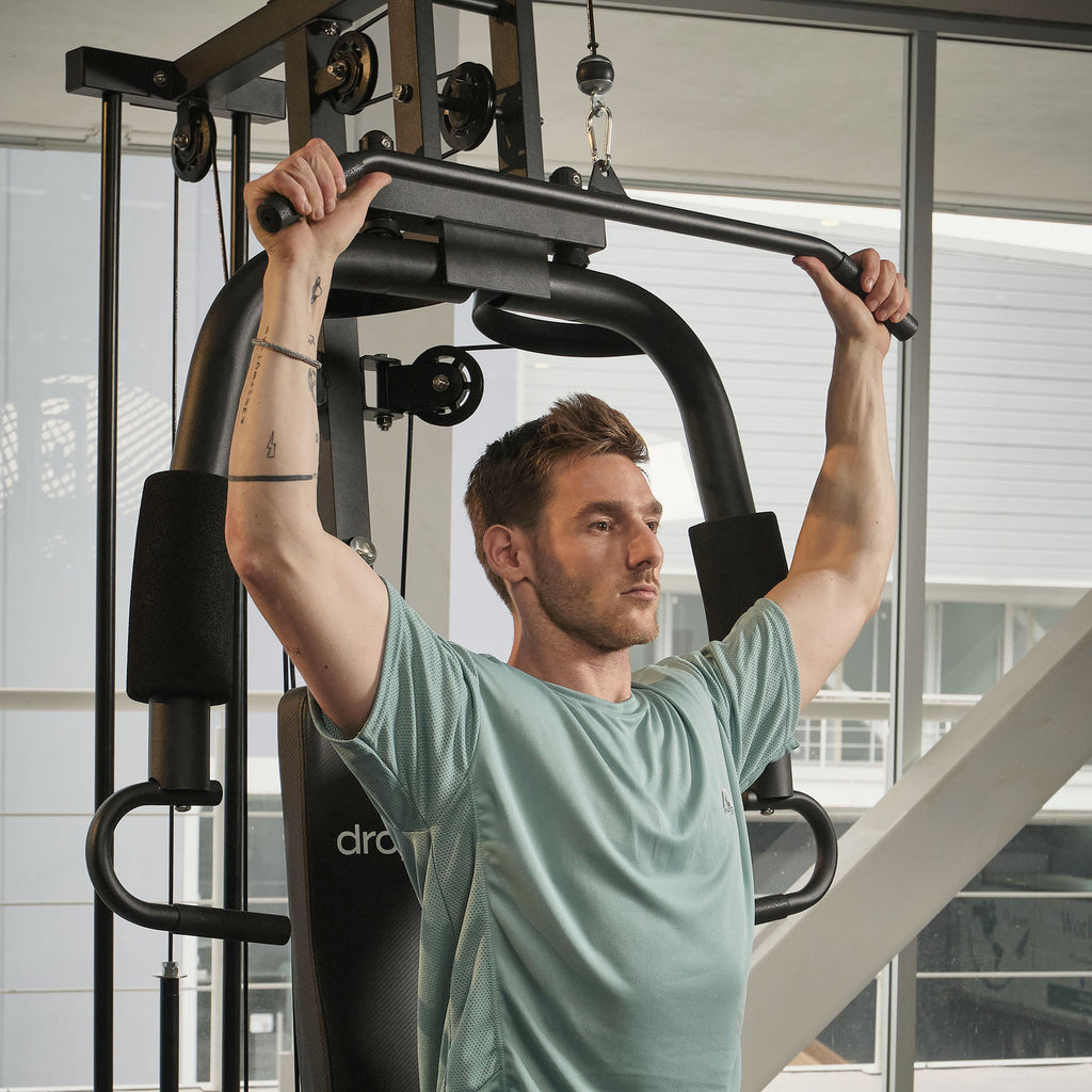 Hombre haciendo ejercicio en multigimnasio hg-321 pro.