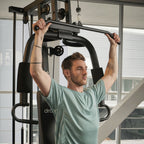Hombre haciendo ejercicio en multigimnasio hg-321 pro.