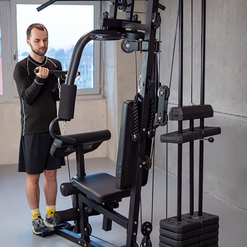 Imagen de hombre haciendo ejercicio con el gimnasio multifuncional hg-321.