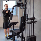 Imagen de hombre haciendo ejercicio con el gimnasio multifuncional hg-321.