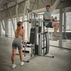 Imagen ambientada de gym en casa con dos personas usando estaciones distintas.