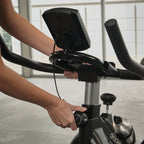 Imagen de cómo se ajusta el manubrio de la bicicleta estática.